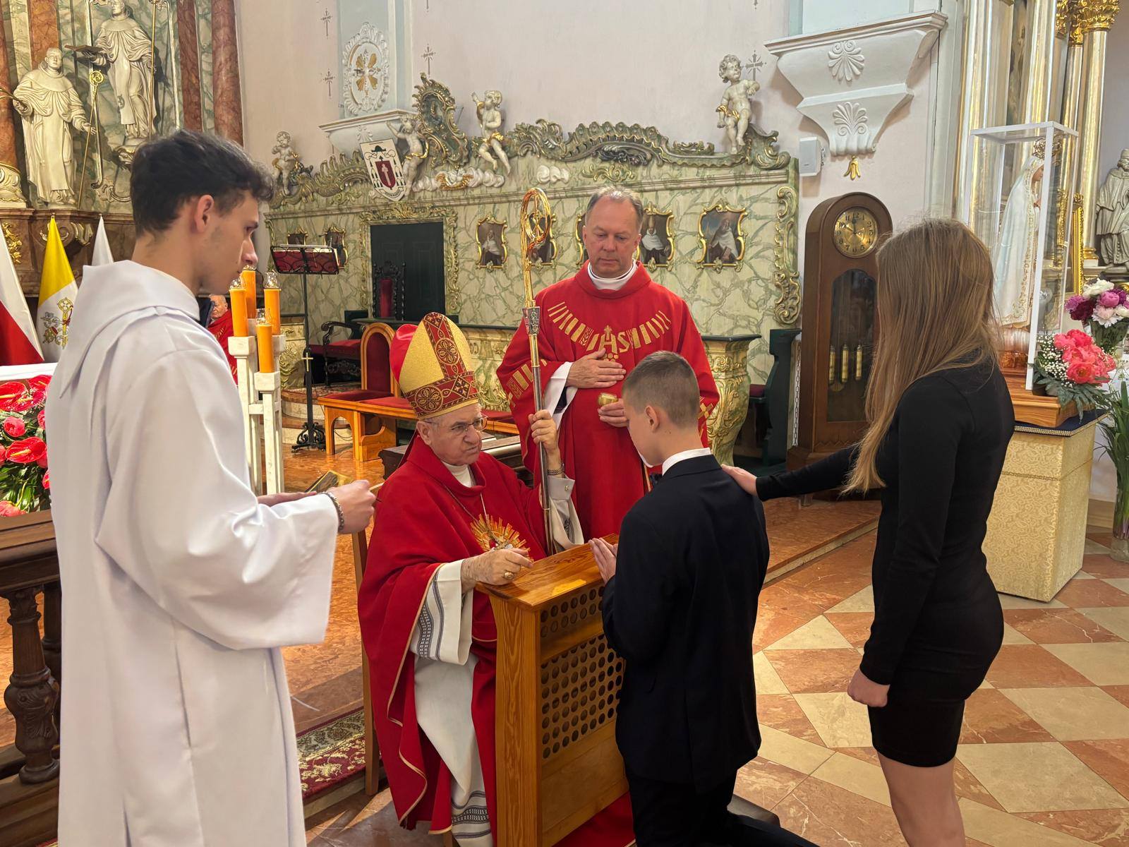 Młodzież parafii przyjęła sakrament bierzmowania